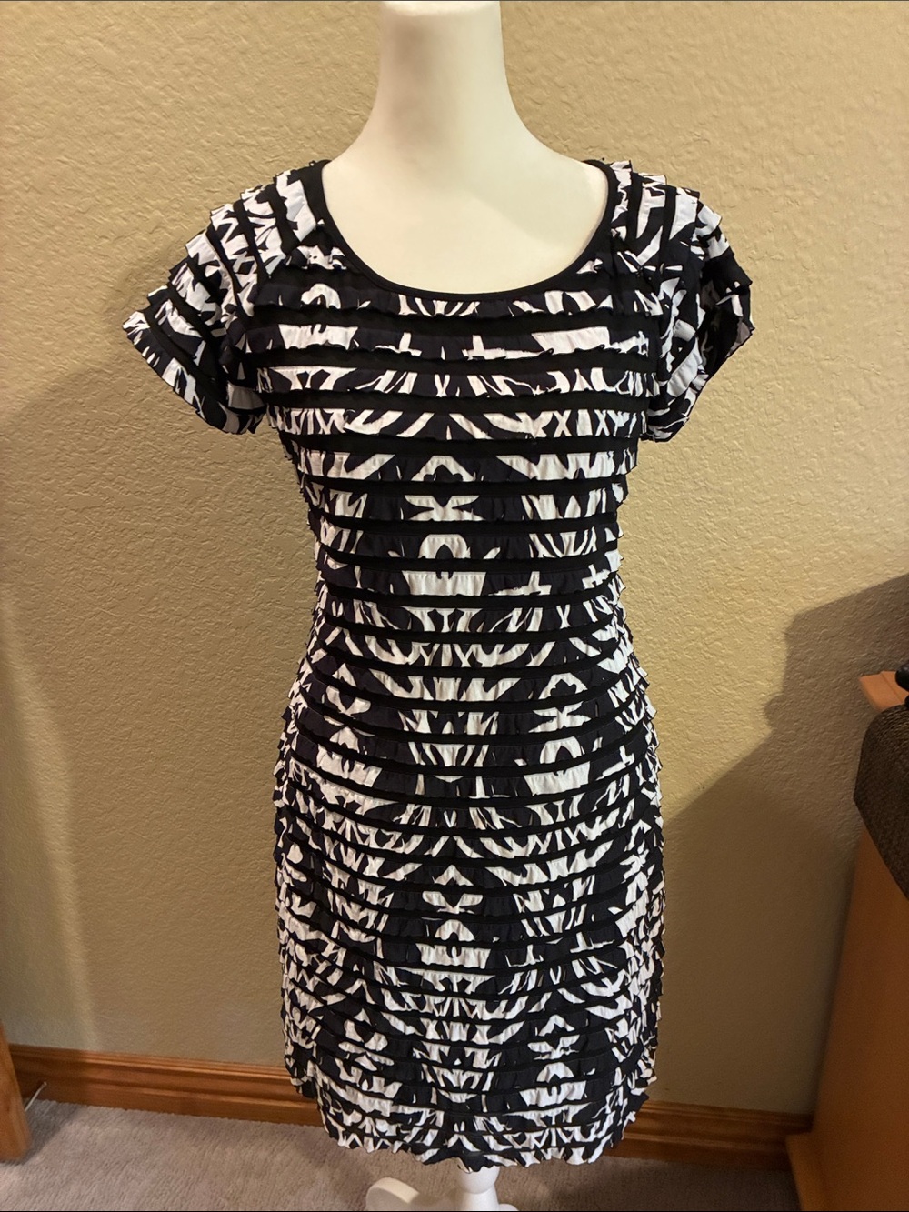 Ronni Nicole fully lined knee length dress. EUC